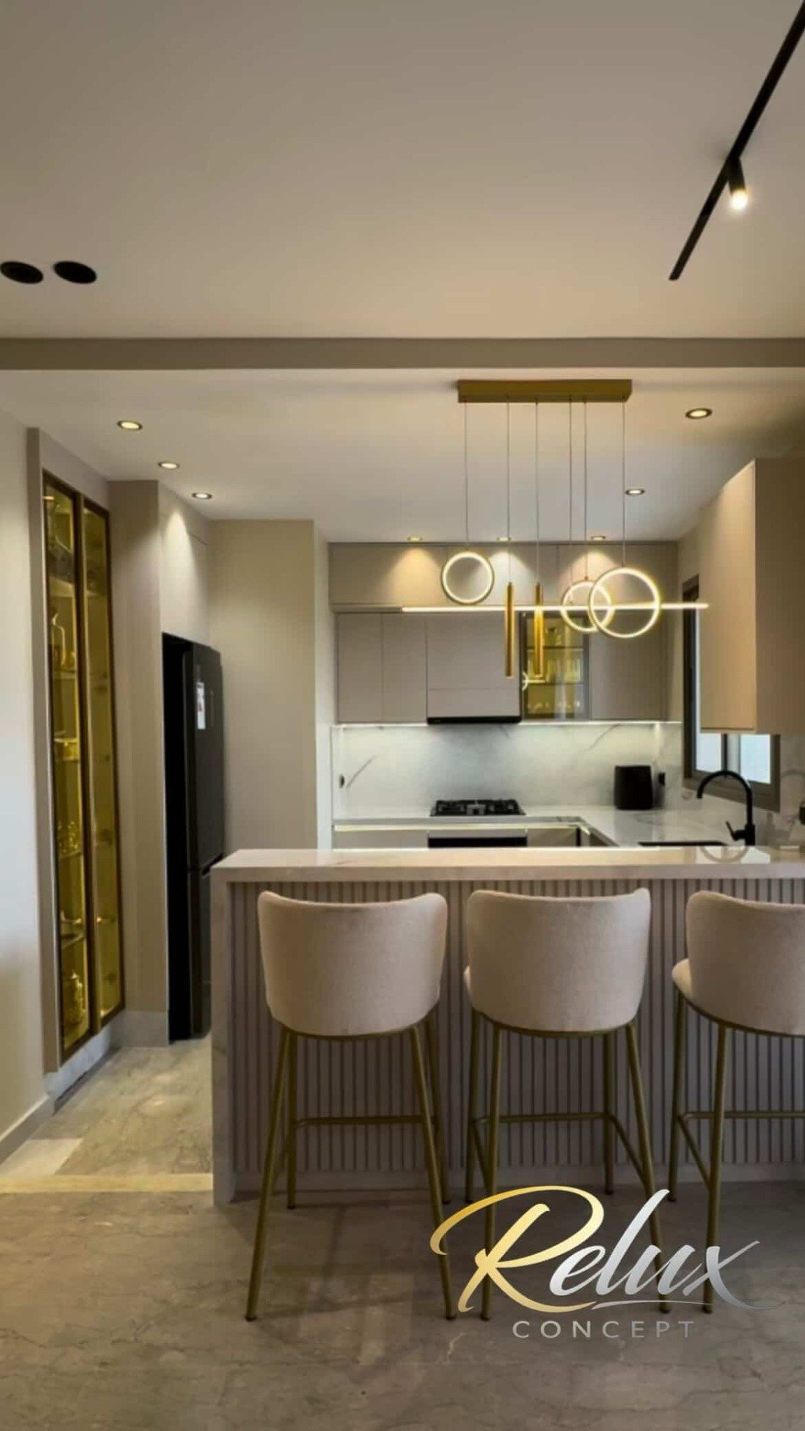 Moderan enterijer kuhinje nakon adaptacije stana u Beogradu