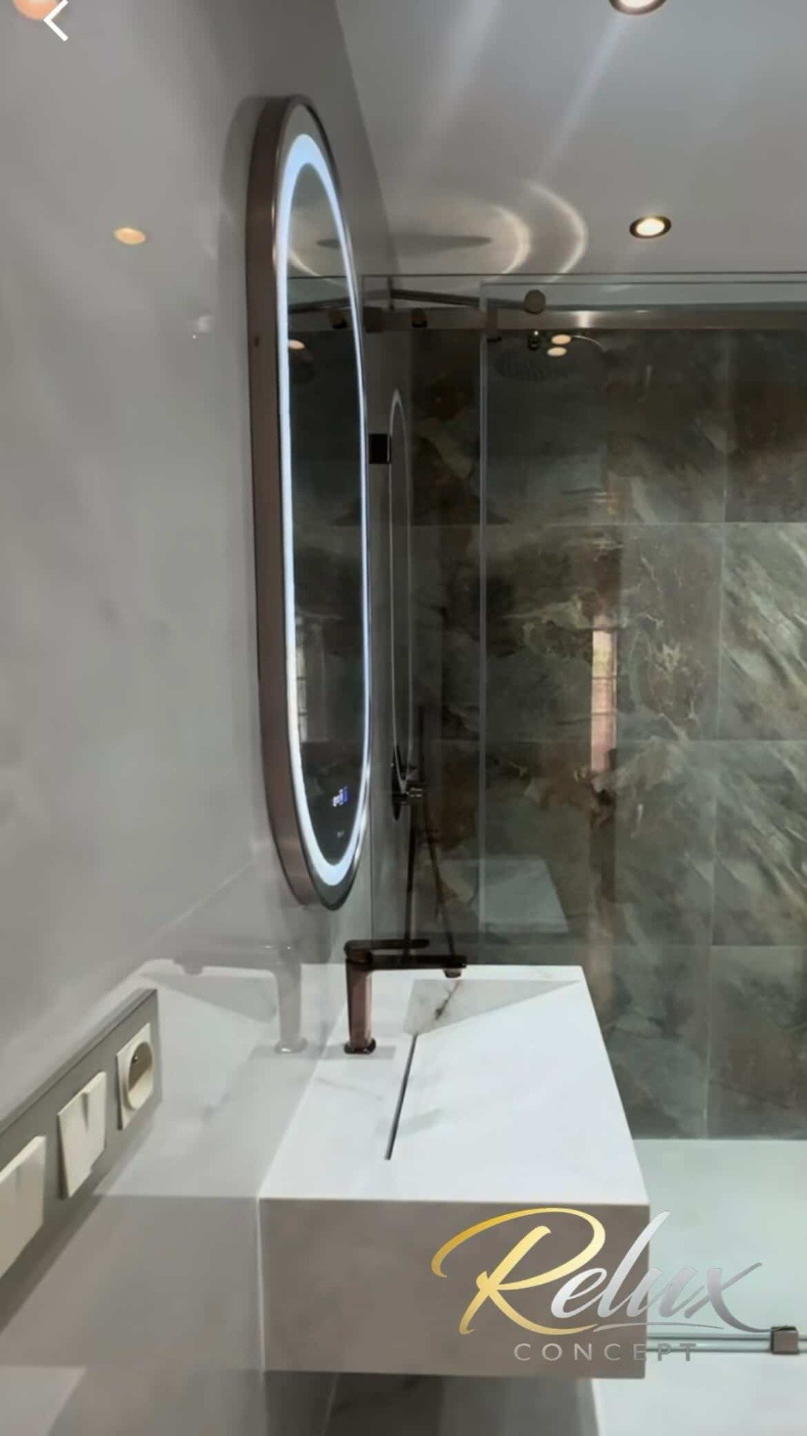 Kupatilo sa ogledalom i modernom keramikom nakon renoviranja